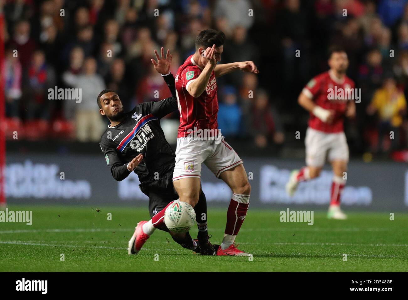 Jairo Riedewald im Crystal Palace ist ein Angriff auf Callum O'Dowda in Bristol City Stockfoto