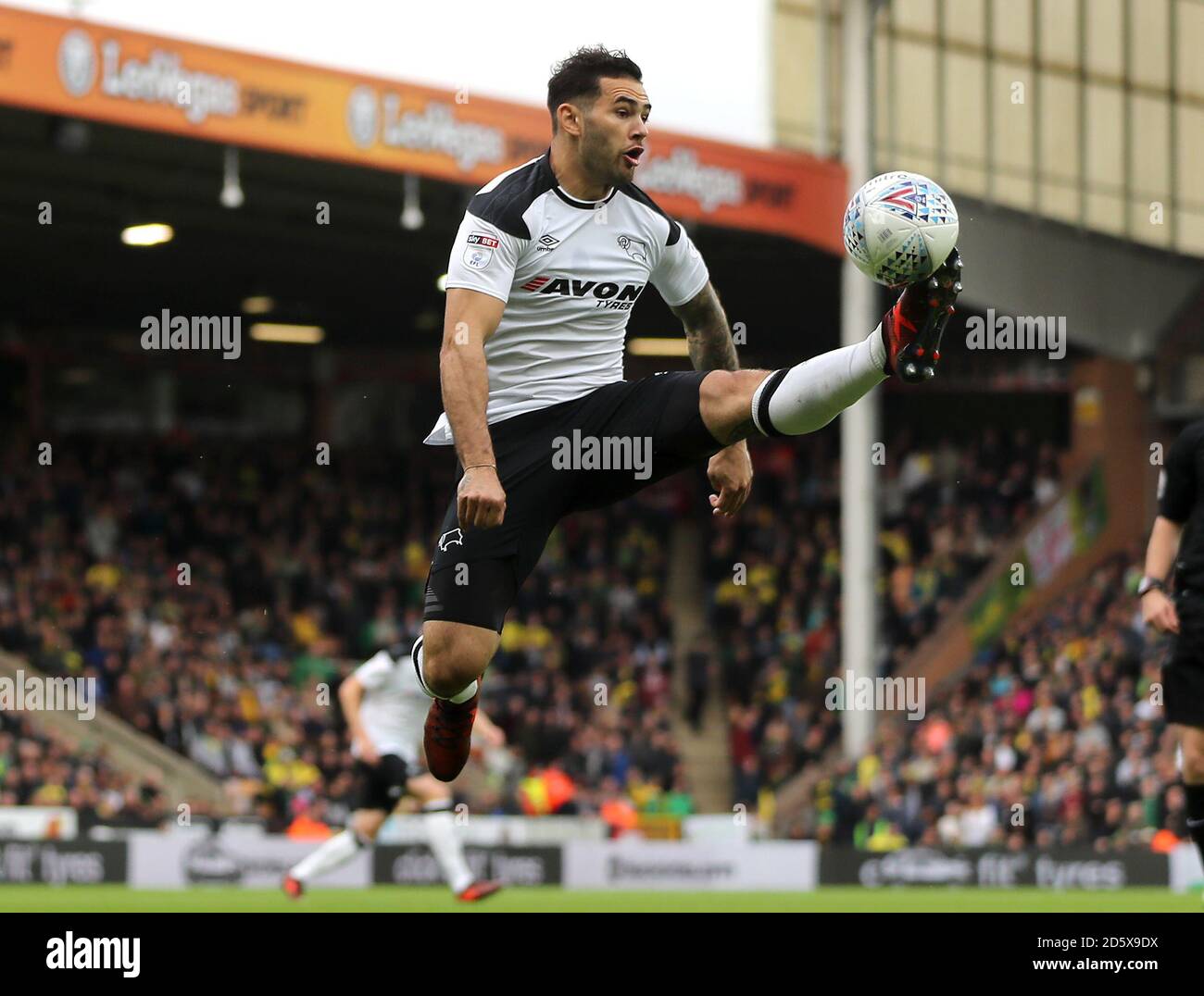 Bradley Johnson von Derby County kontrolliert den Ball während des Sky Bet Championship-Spiels in Carrow Road, Norwich Stockfoto