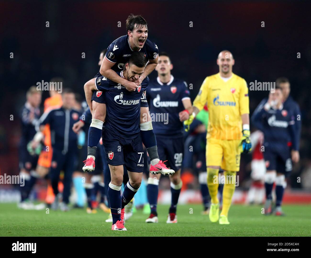 Marko Gobeljic (unten) und Belgrads Red Star Filip Stojkovic (TOP) feiert die Auslosung nach der Schlusspfeife Stockfoto