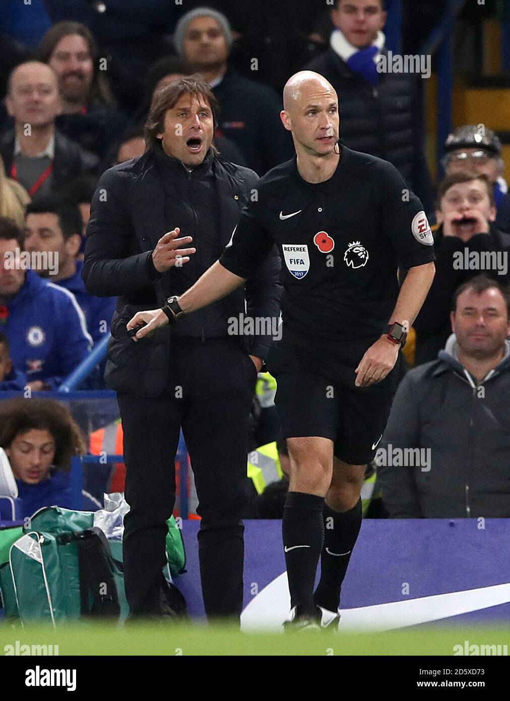 Chelsea-Manager Antonio Conte (links) spricht mit Schiedsrichter Anthony Taylor Stockfoto