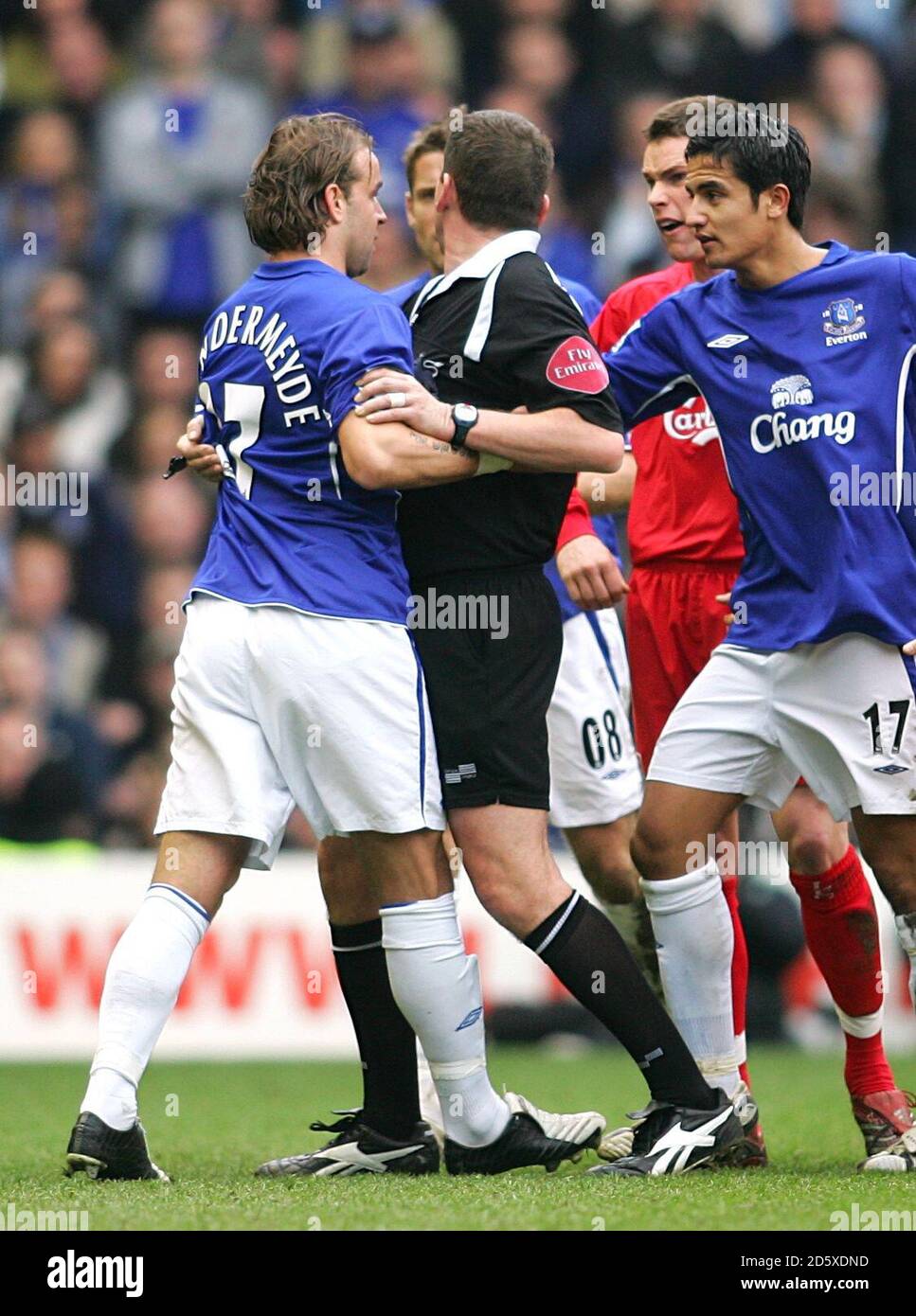 Evertons Andy Van der Meyde wird vom Schiedsrichter zurückgehalten Phil Dowd, nachdem er für einen hohen Arm bestraft wurde Für die er abgesandt wurde Stockfoto