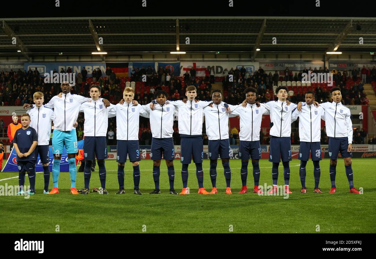 Die englischen U-17 (links-rechts) Thomas Doyle, Arthur Okonkwo, Luis Binks, Louie Sibley, Vantae Daley-Campbell, James Garner, Arvin Appiah, Ethan Laird, Curtis Jones, Rayhaan Tulloch und Mason Greenwood stellen sich vor dem Spiel gegen Deutschland auf Stockfoto