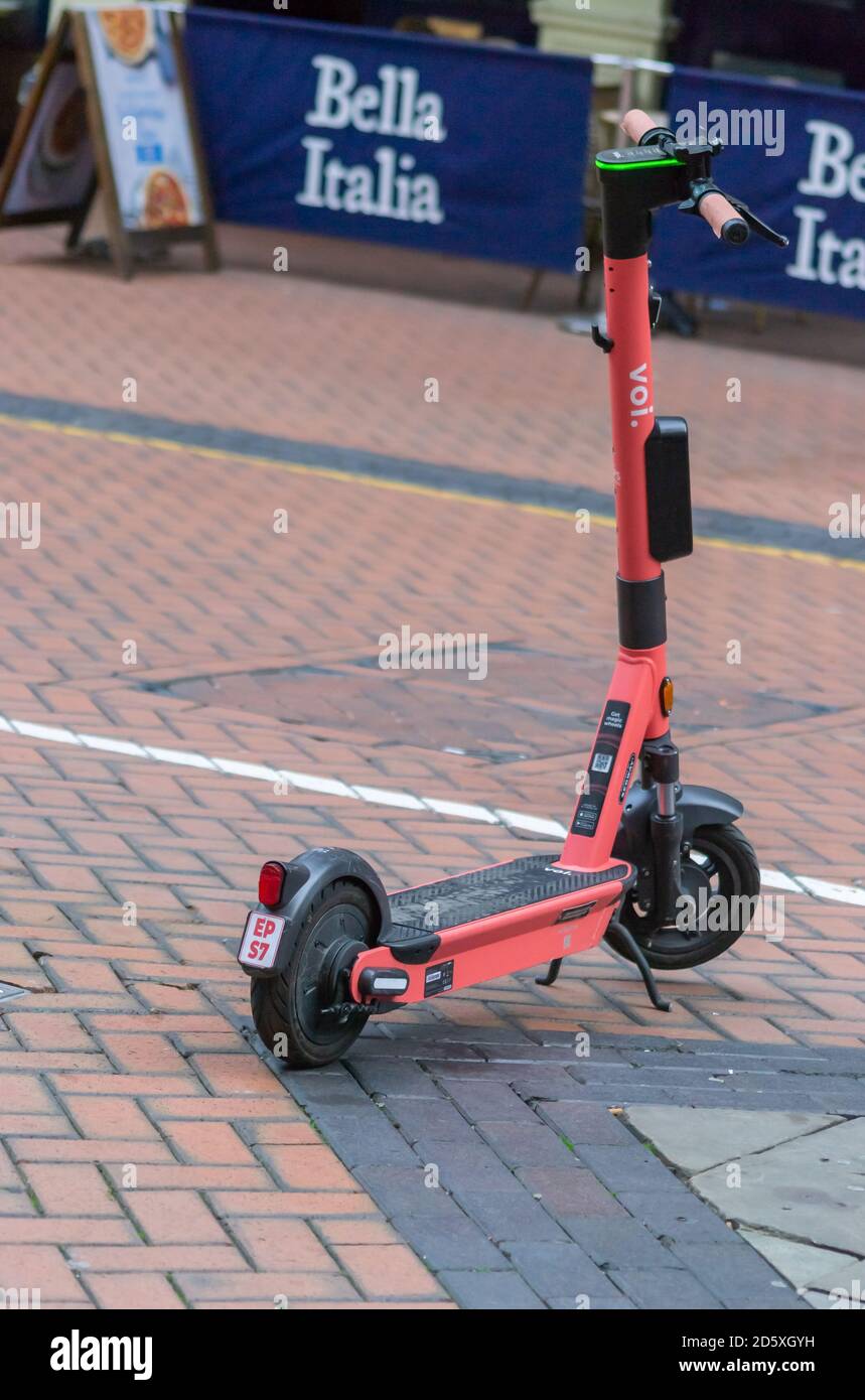 VOI Elektro-Scooter sind mit Nummernschildern in Birmingham ausgestattet, um die Sicherheit zu verbessern und, in den Worten des Unternehmens, "helfen [...] vor Schurken Fahrer." Stockfoto