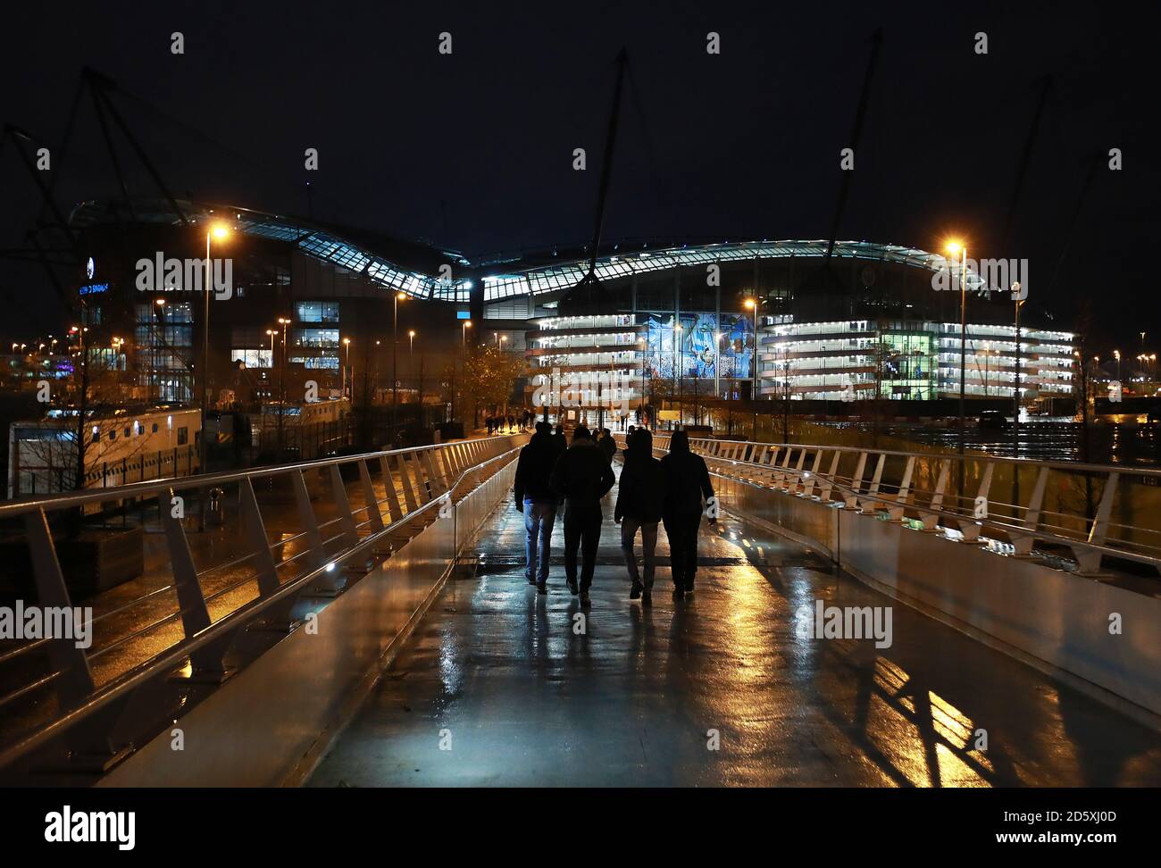 Fans vor dem Etihad Stadium Stockfoto