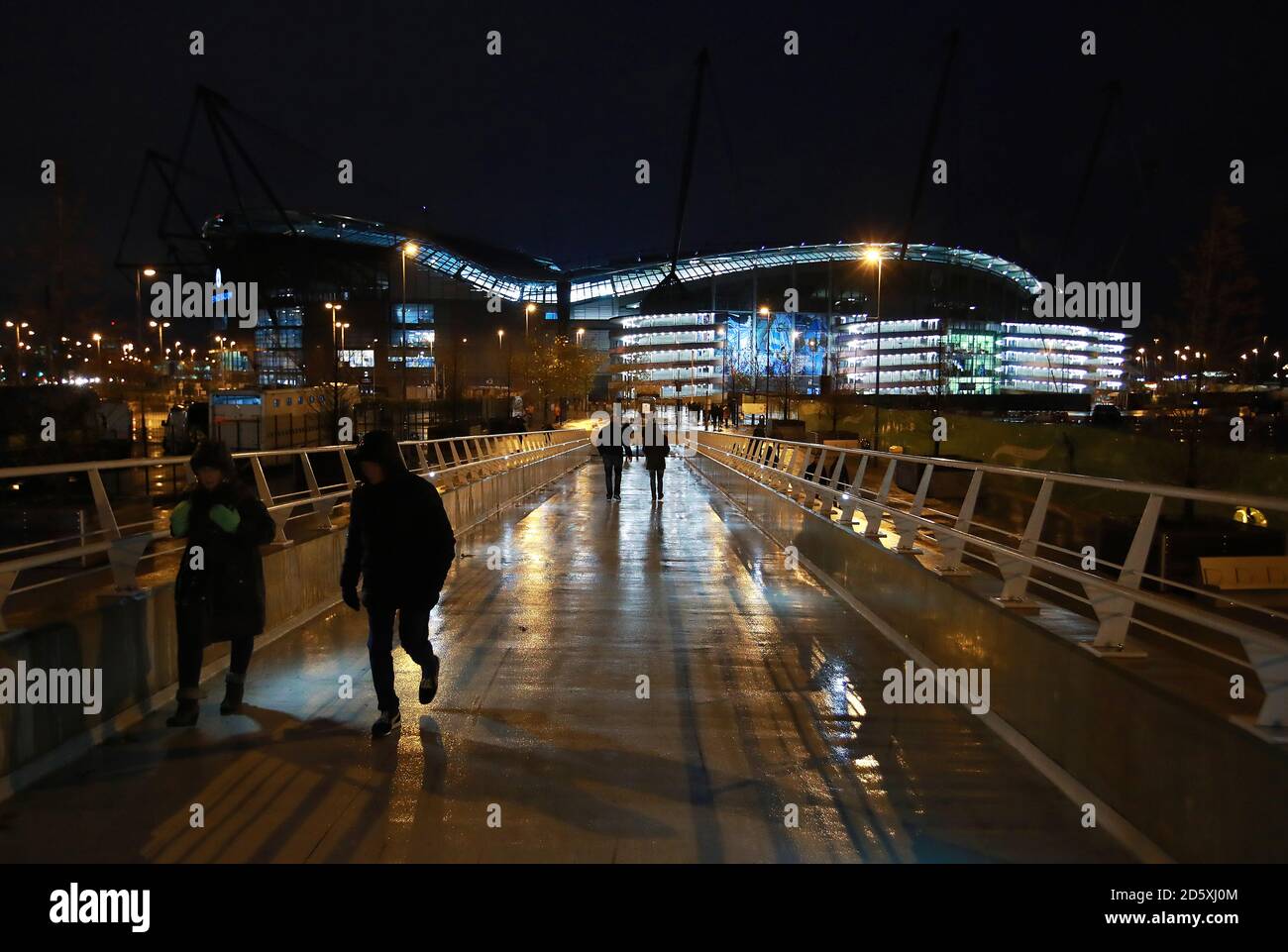 Fans vor dem Etihad Stadium Stockfoto