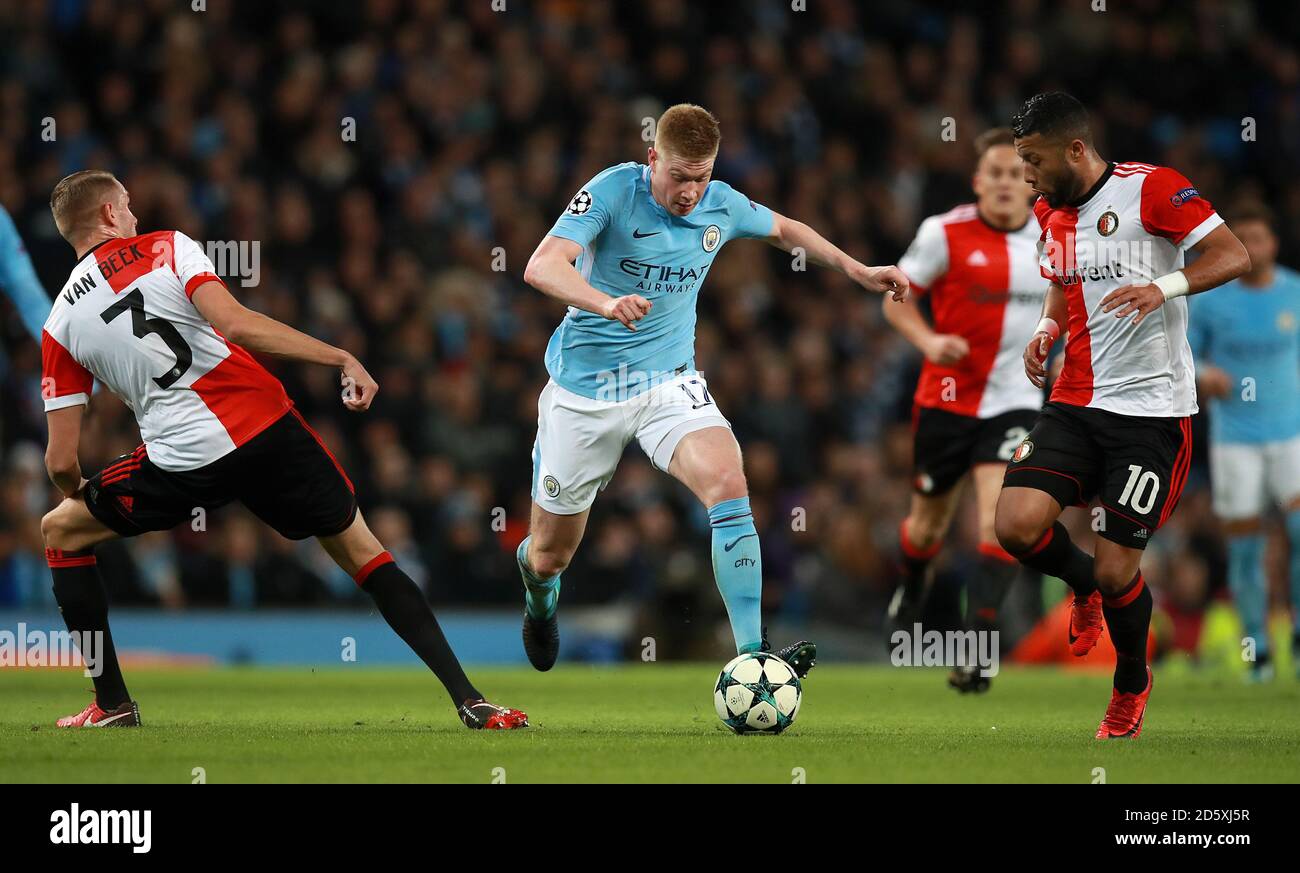 Kevin De Bruyne (links) von Manchester City kämpft um den Ball Mit Feyenoords Sven van Beek (links) und Tonny Vilhena Stockfoto