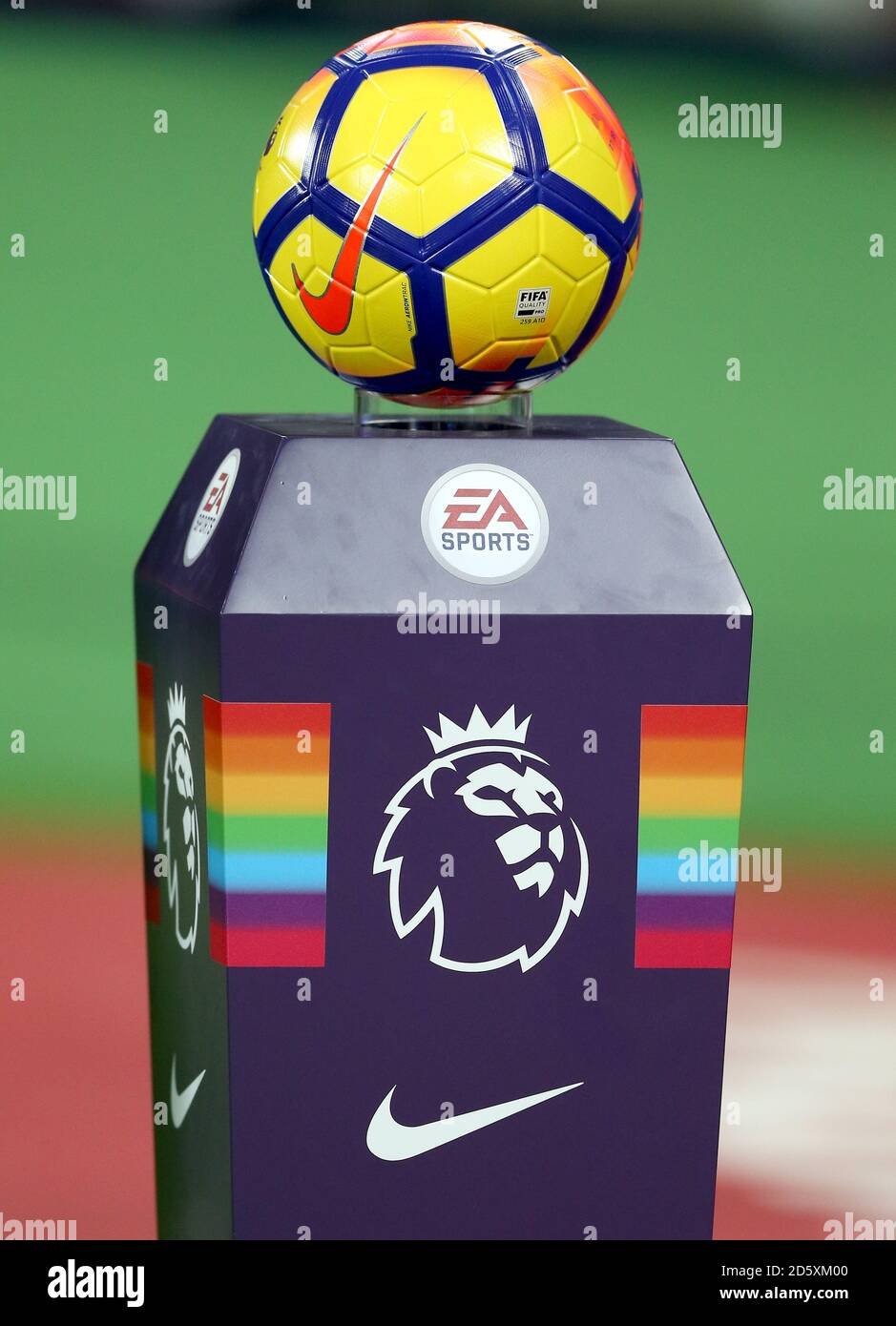 Eine allgemeine Ansicht eines Nike Matchballs auf einem Sockel in  Regenbogenfarben Stockfotografie - Alamy