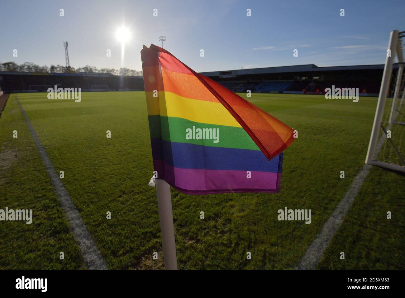 Eine Regenbogeneckflagge ist am Glanford Park in zu sehen Unterstützung der Rainbow Laces-Kampagne für LGBT-Inklusion Stockfoto
