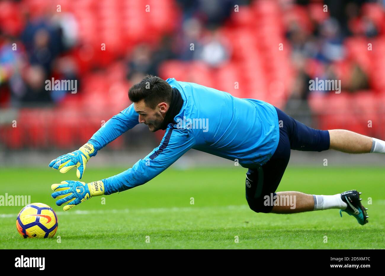 Tottenham Hotspur Torhüter Hugo Lloris macht sich warm Stockfoto