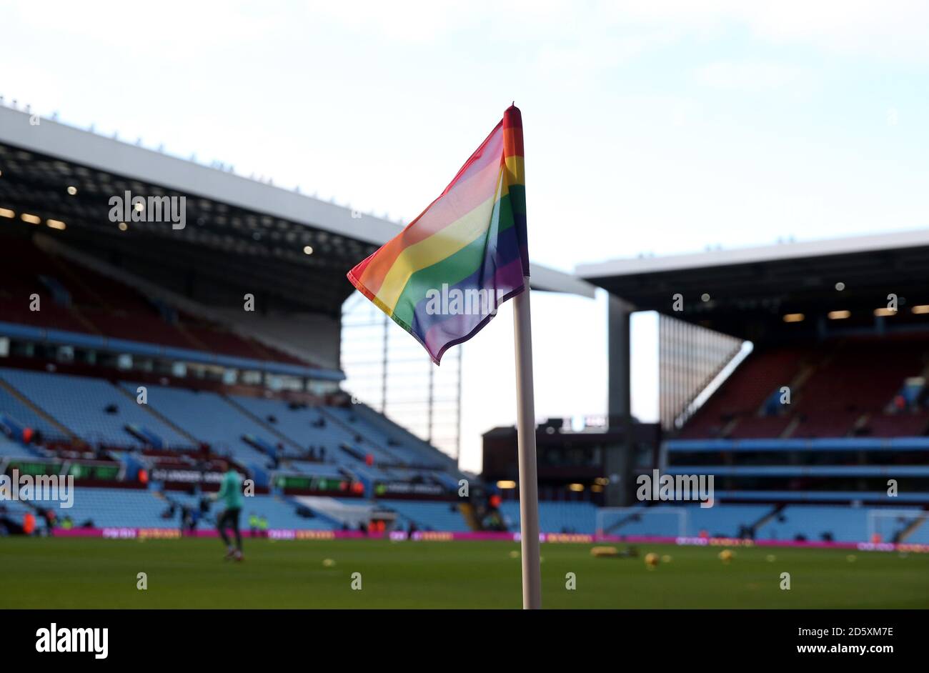 Aston Villa zeigt Unterstützung für die Stonewall Rainbow Laces Kampagne Für LGBT mit Regenbogen-Eckfahnen Stockfoto