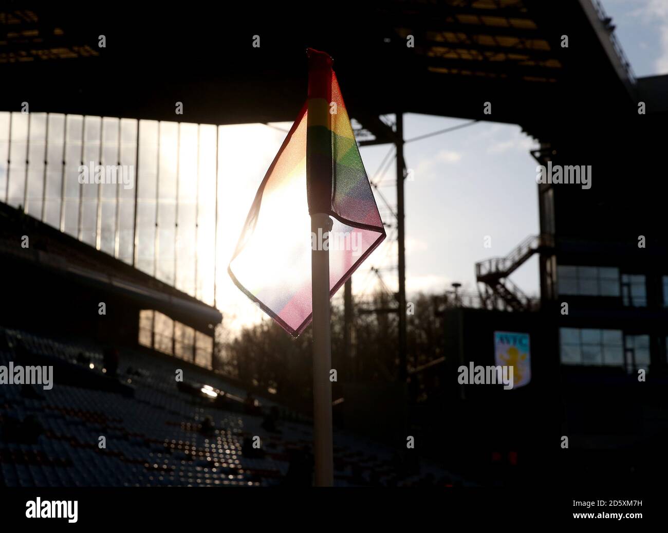 Aston Villa zeigt Unterstützung für die Stonewall Rainbow Laces Kampagne Für LGBT mit Regenbogen-Eckfahnen Stockfoto