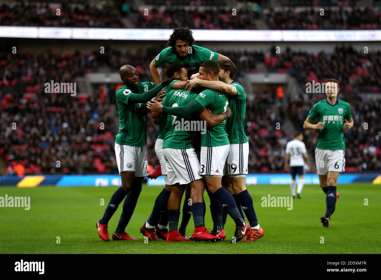 Salomon Rondon (Mitte) von West Bromwich Albion feiert das Scoring seiner Seite Erstes Tor des Spiels mit seinen Teamkollegen Stockfoto