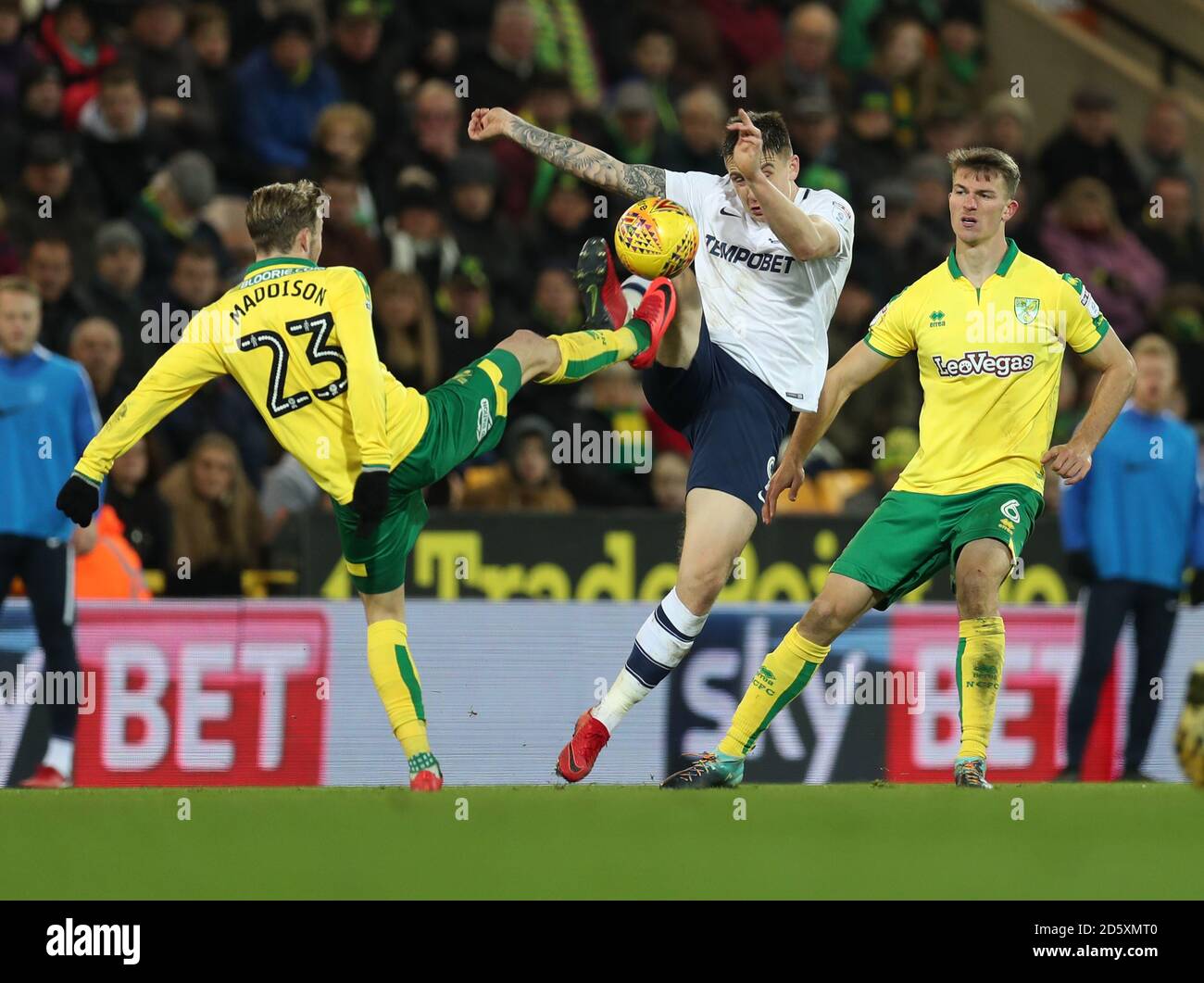 James Maddison von Norwich City fordert Jordon Hugill von Preston North End heraus, wie Christoph Zimmermann von Norwich City während des Sky Bet Championship-Spiels in der Carrow Road Norwich anschaut. Stockfoto