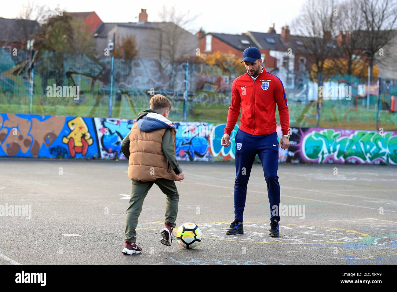 Der englische Fußballspieler Kyle Walker wurde von Lidl in seine Heimatstadt Sheffield eingeladen, um einen 10-jährigen England zu treffen, der hofft, in seine Fußstapfen zu treten und die Kampagne Dream Big with Lidl des englischen Partners zu starten Stockfoto