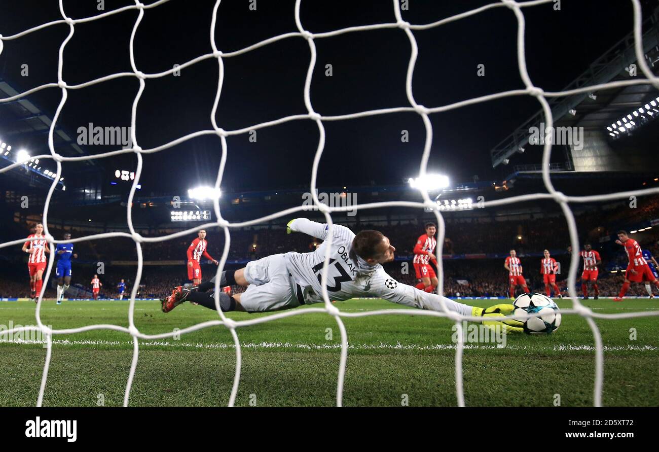 Atletico Madrid Torhüter Jan Oblak blockiert einen Schuss Stockfoto