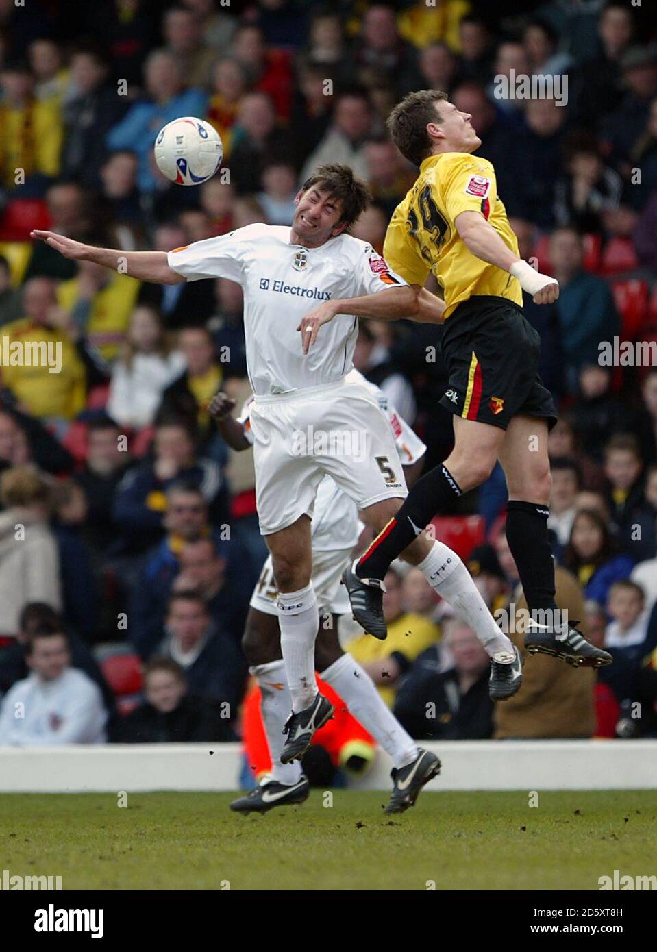 Watfords Darius Henderson und Luton Town's Russell Perrett Stockfoto