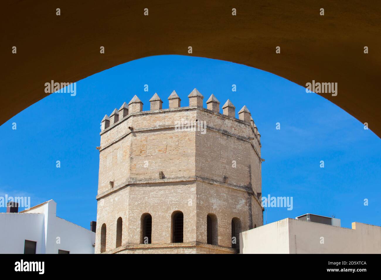 Torre de la Plata, militärischer Turm von Almohad Kalifat im 13. Jahrhundert. Sevilla, Spanien. Blick unter dem Bogen Stockfoto