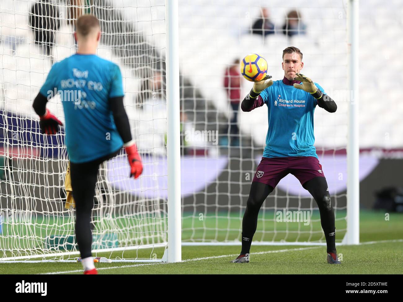 West Ham United Torwart Joe Hart (links) tritt den Ball Teamkollege Adrian während des Vorspieltrainings Stockfoto