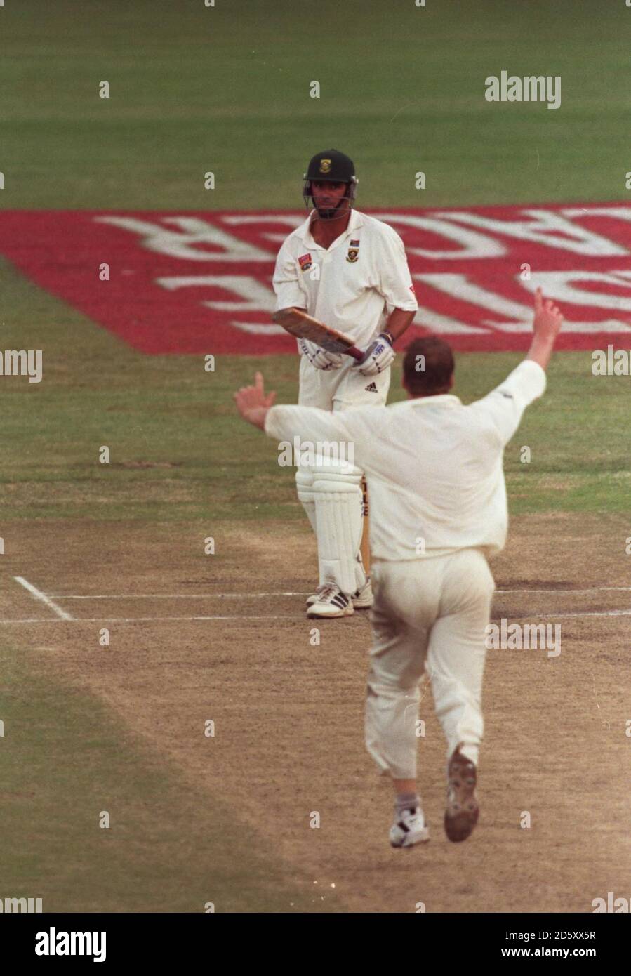 Englands Andrew Flintoff feiert die Beanspruchung des Wicket des südafrikanischen Kapitäns Hansie Cronje. Stockfoto