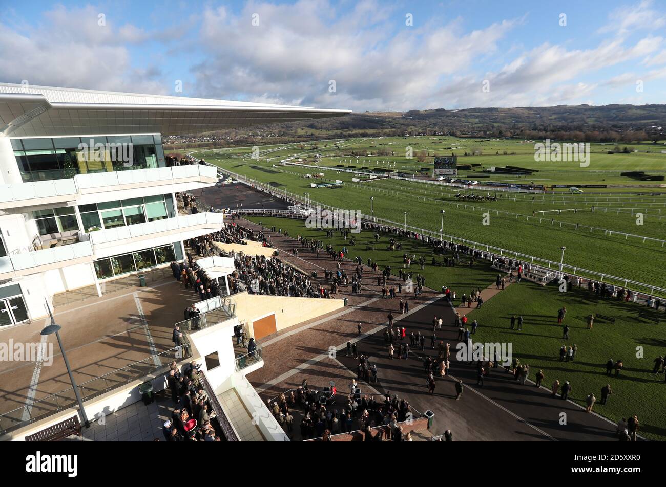 Läufer nehmen die Kurve in den britischen Hengstrüben EBF "National Hunt" Novizen "Hürde während des ersten Tages der International Treffen auf der Cheltenham Rennbahn Stockfoto