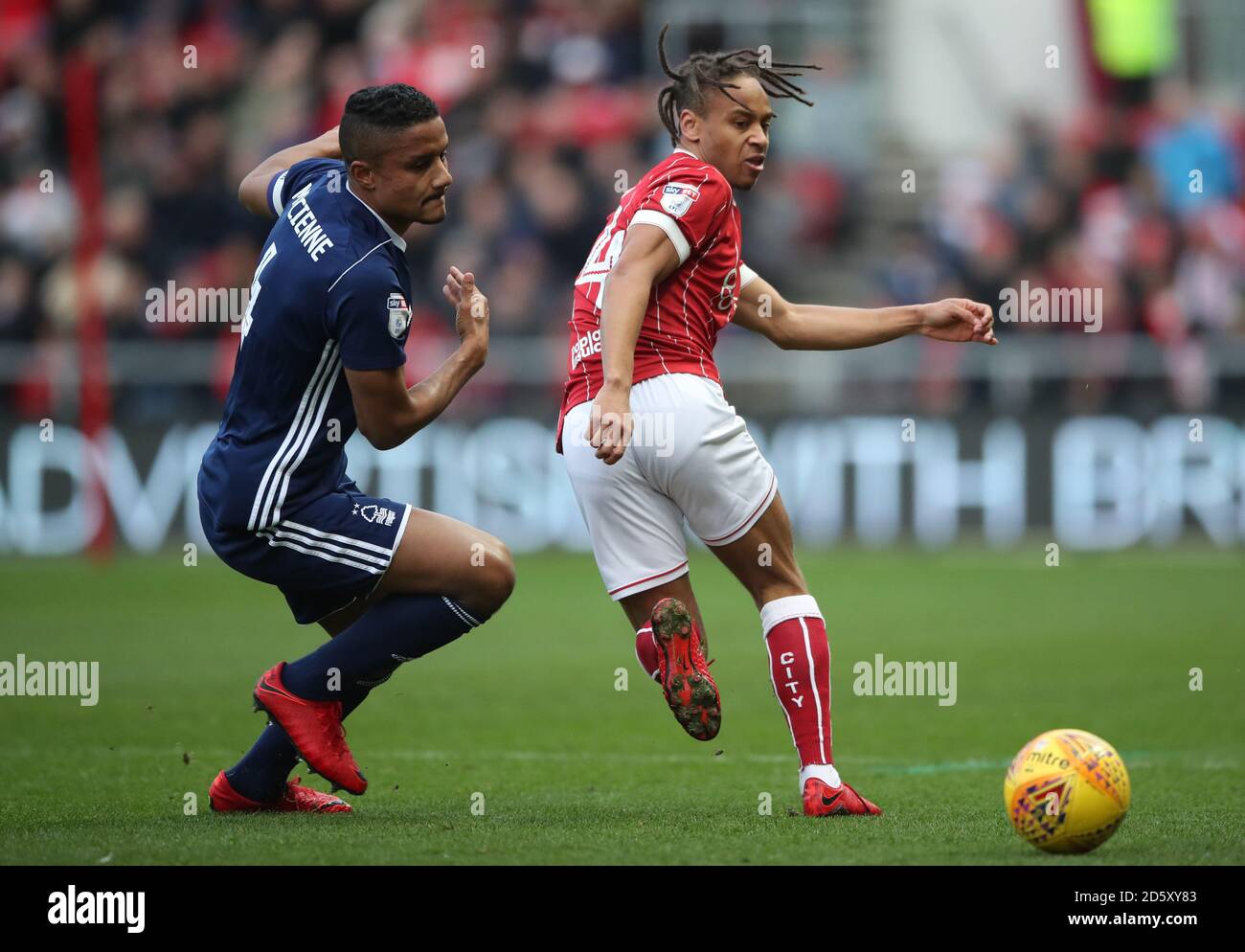 Bobby Reid von Bristol City hat einen Pass hinter Nottingham Forest's zurück Michael Mancienne Stockfoto
