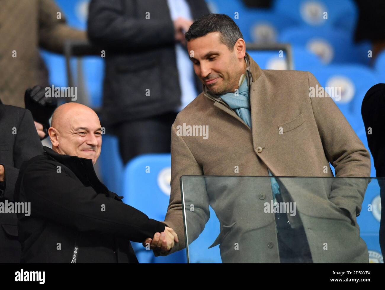 Der Vorsitzende von Manchester City, Khaldoon Al Mubarak (rechts), schüttelt sich die Hände Daniel Levy, Vorsitzender Von Tottenham Hotspur Stockfoto