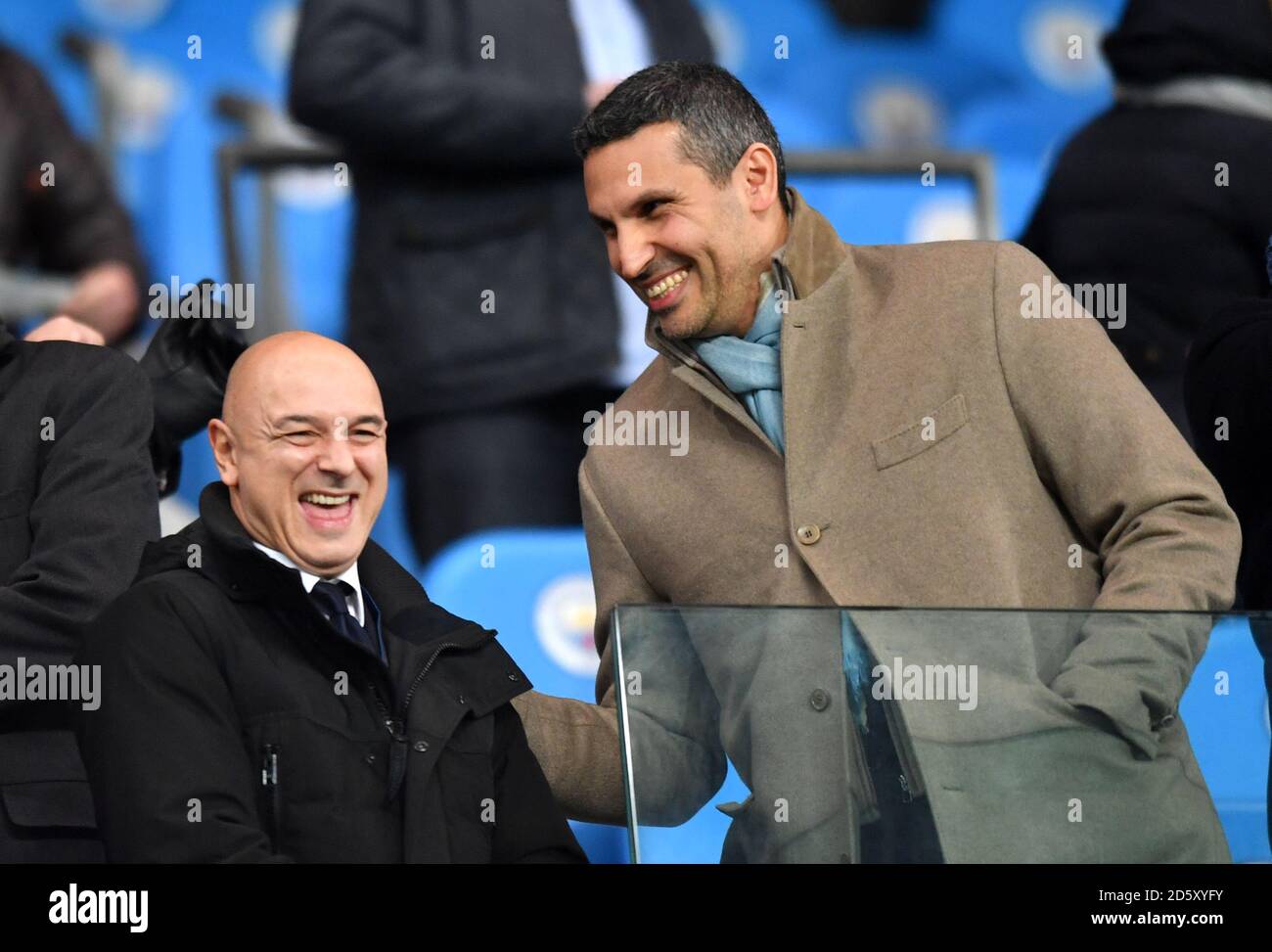 Der Vorsitzende von Manchester City, Khaldoon Al Mubarak (rechts), teilt den Witz mit Daniel Levy, Vorsitzender Von Tottenham Hotspur Stockfoto