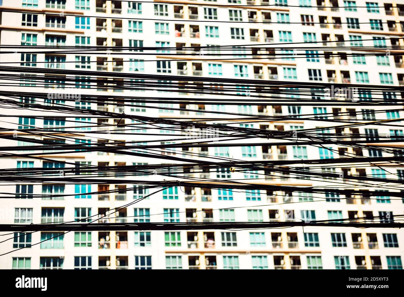 Thailand, Bangkok, verwirrt und chaotisch Elektroleitungen vor einer Fassade Stockfoto