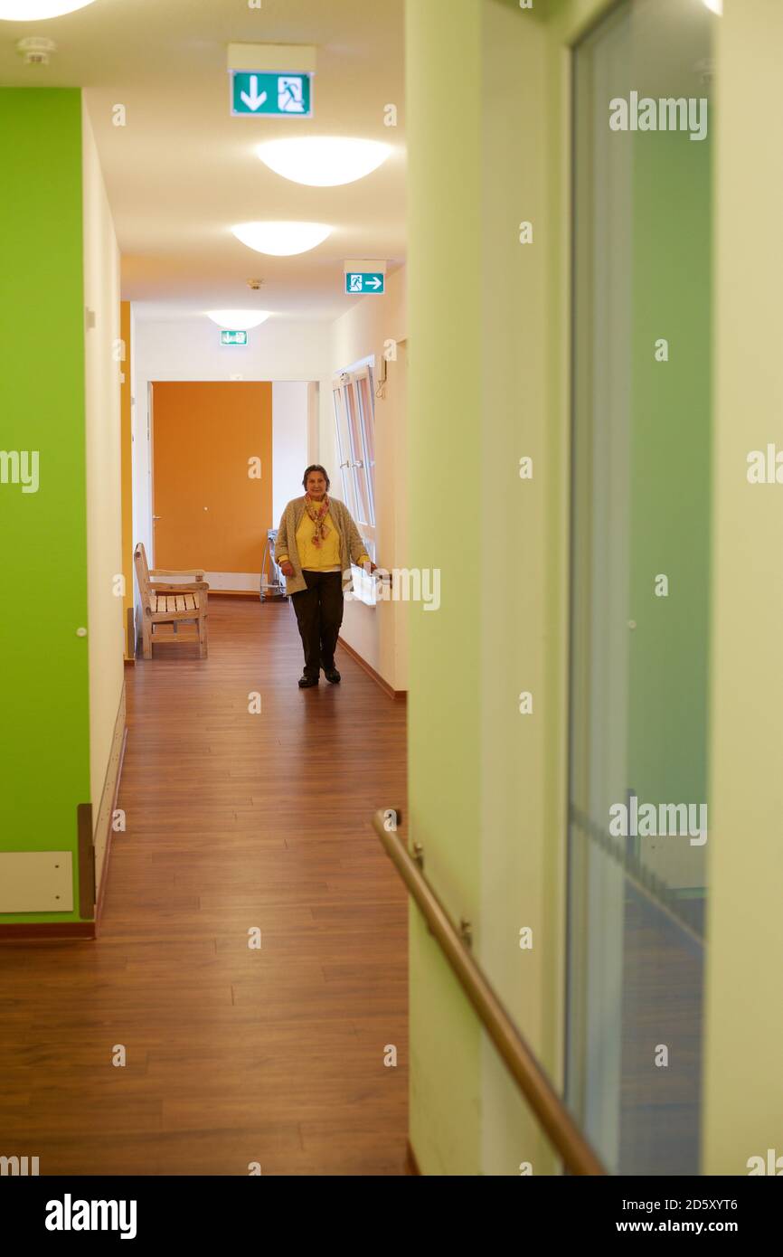 Alter demente Senioren Frau auf Flur in einem Pflegeheim Stockfoto