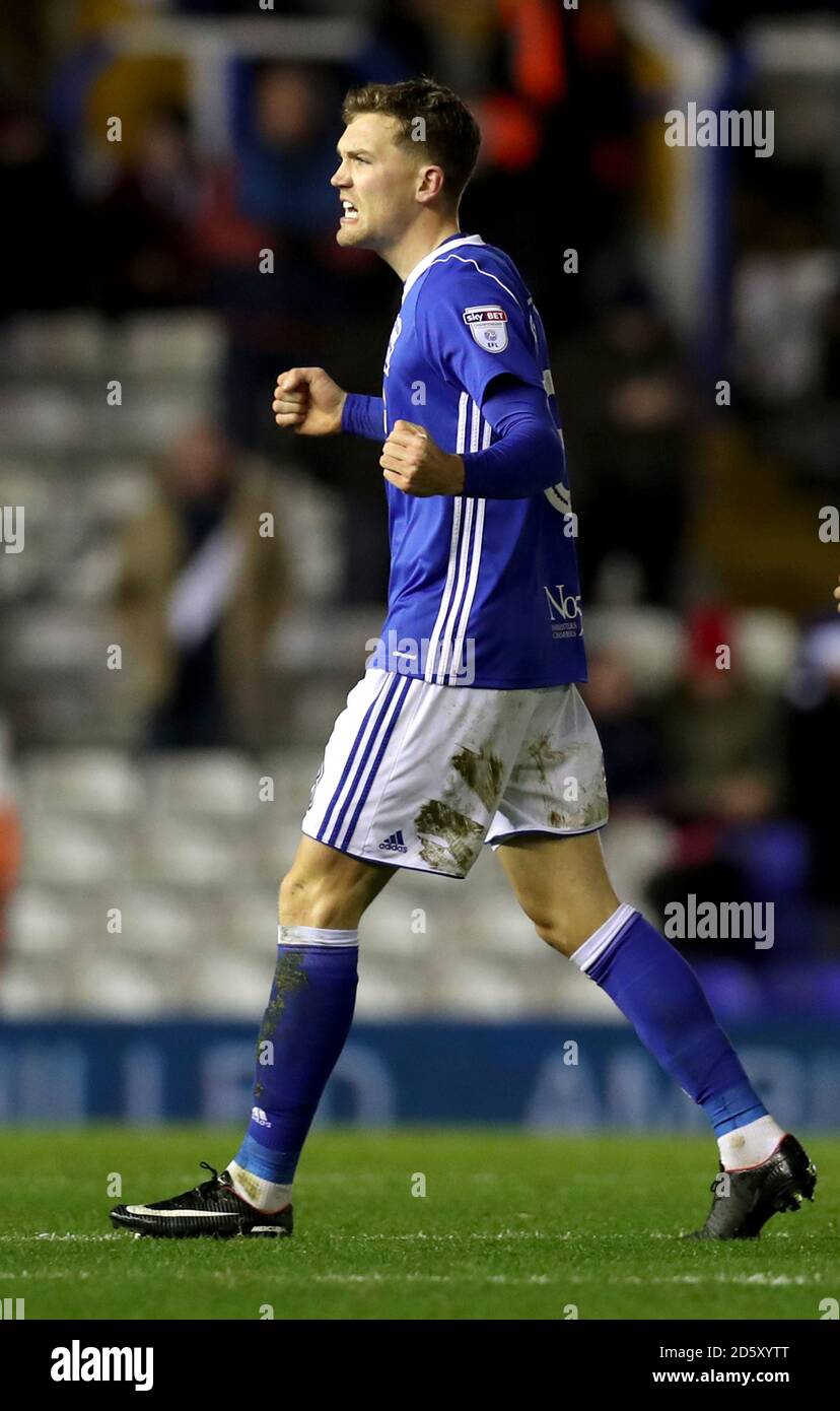 Sam Gallagher von Birmingham City feiert sein Tor gegen den Kampf der Queens Park Rangers um den Ball während des Sky Bet Championship-Spiels im St. Andrew's Stadium, Birmingham Stockfoto