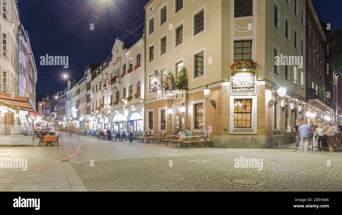 Deutschland, Düsseldorf, Altstadt, alte Häuser, Pflaster-Restaurant in der Nacht Stockfoto