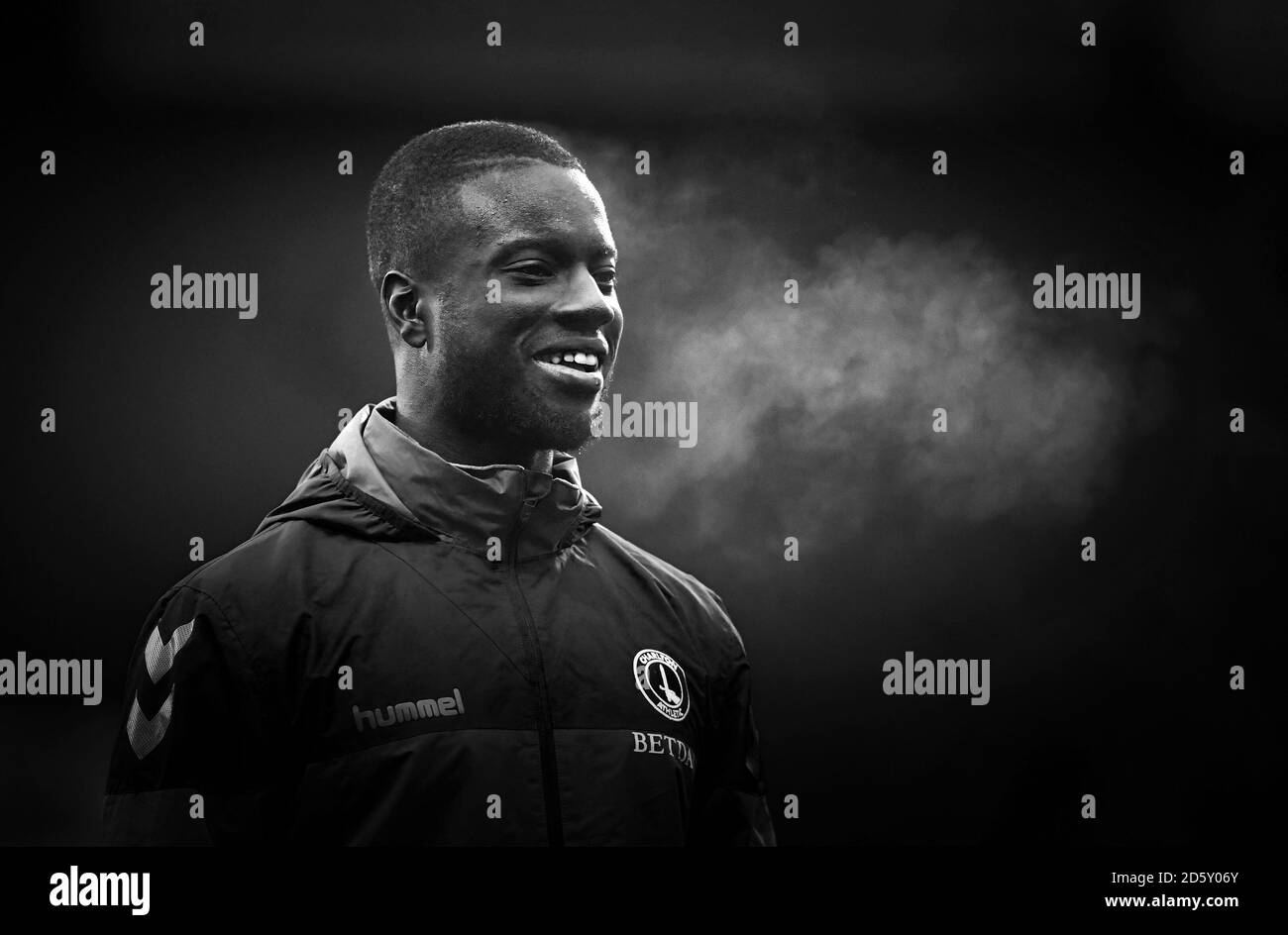 Charlton Athletic's Naby Sarr wärmt sich vor dem Spiel auf Stockfoto