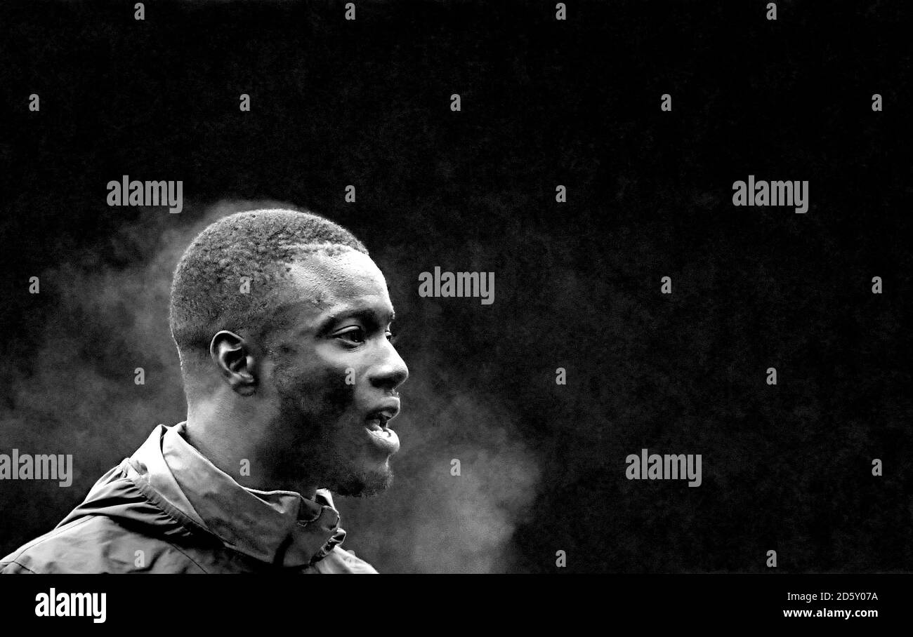 Charlton Athletic's Naby Sarr wärmt sich vor dem Spiel auf Stockfoto