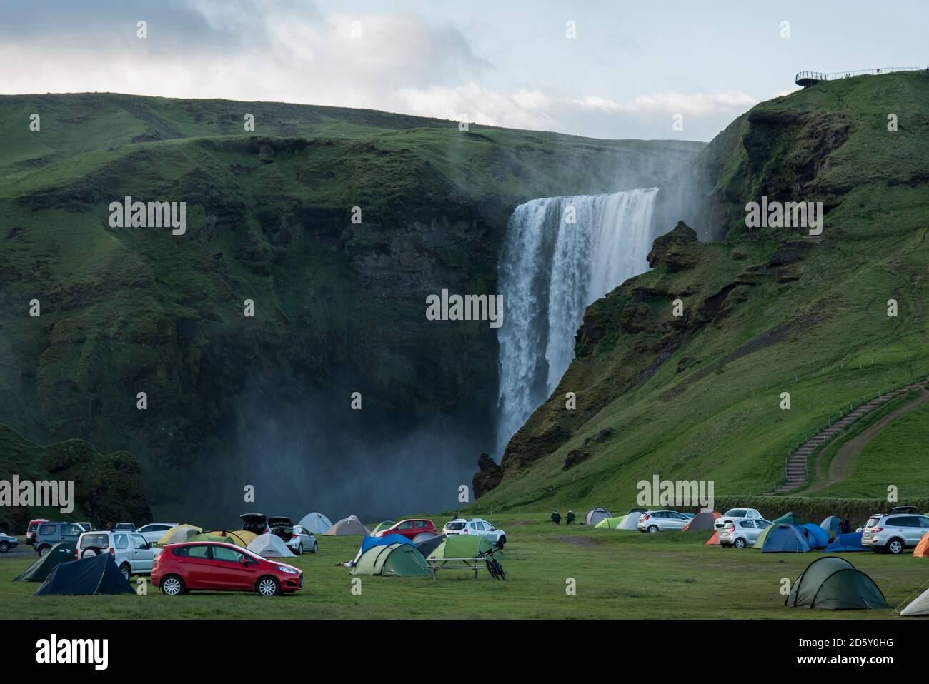 Island, Zeltlager am Skogafoss Wasserfalll Stockfoto