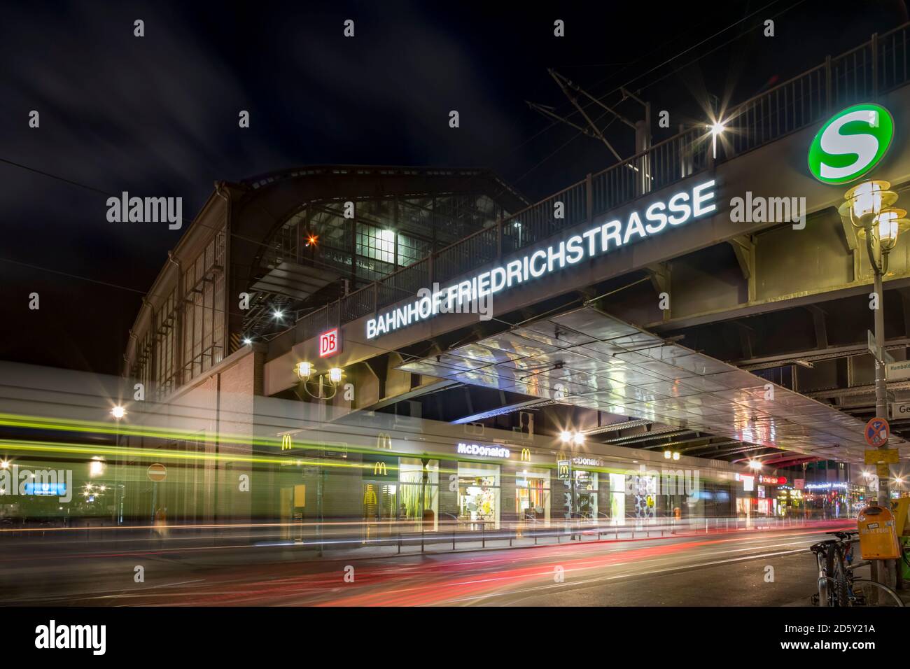 Deutschland, Berlin, Bahnhof Friedrichstrasse in der Nacht Stockfoto