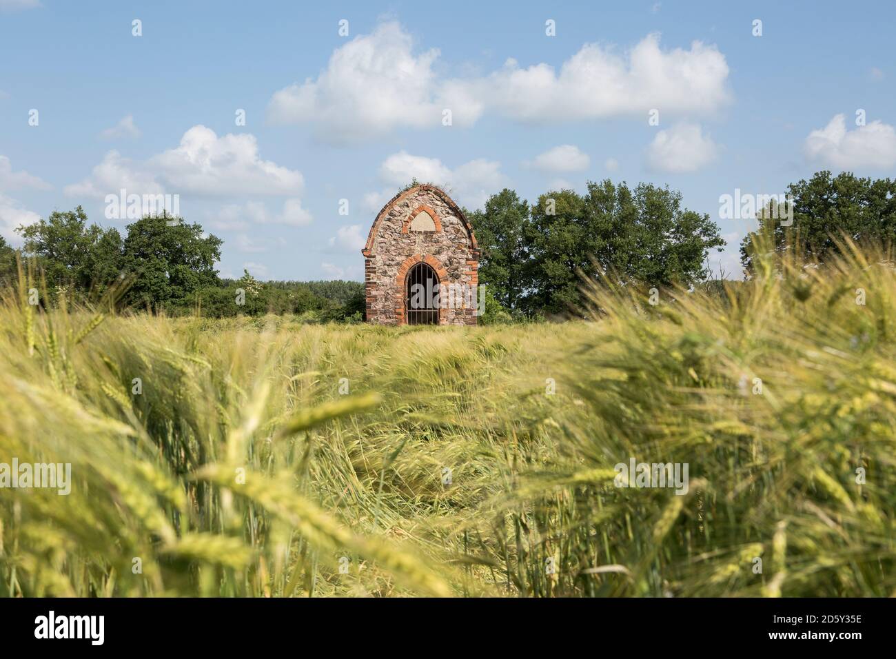 Pulvermagazin im Maisfeld Stockfoto