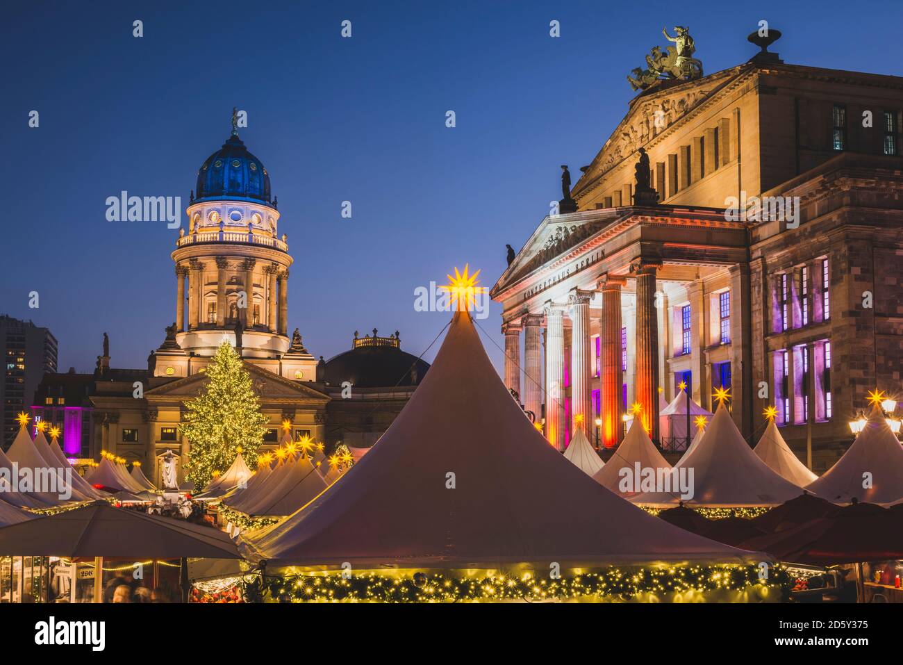 Deutschland, Berlin, Weihnachtsmarkt am Gendarmenmarkt vor dem Konzertsaal rechts und dem Deutschen Dom Stockfoto