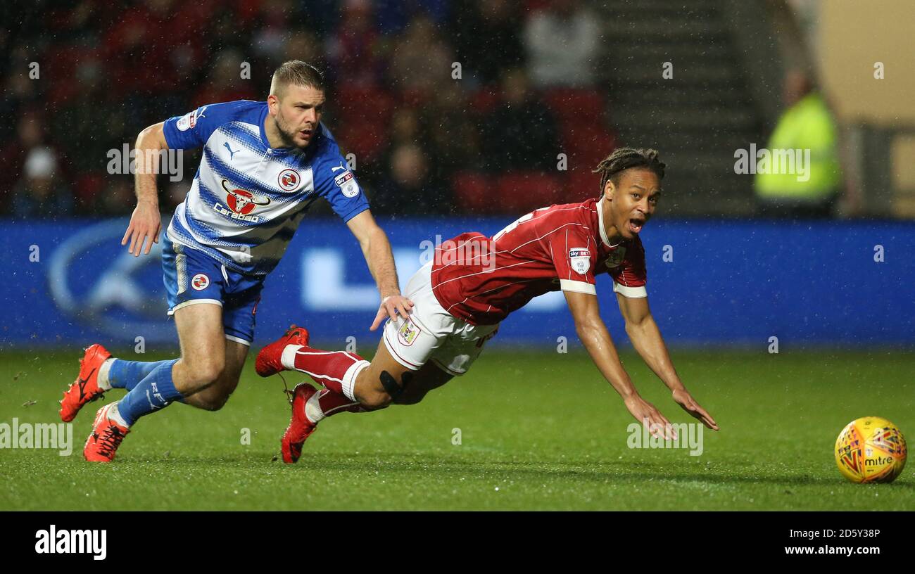 Reading's Joey van den Berg (links) und Bristol City's Bobby Reid Kampf um den Ball Stockfoto
