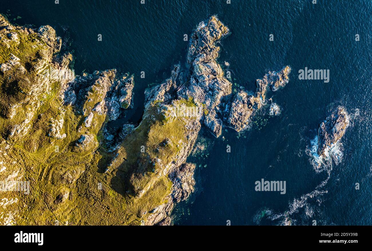 Vereinigtes Königreich, Schottland, Northwest Highlands, Luftaufnahme der felsigen Küste Stockfoto