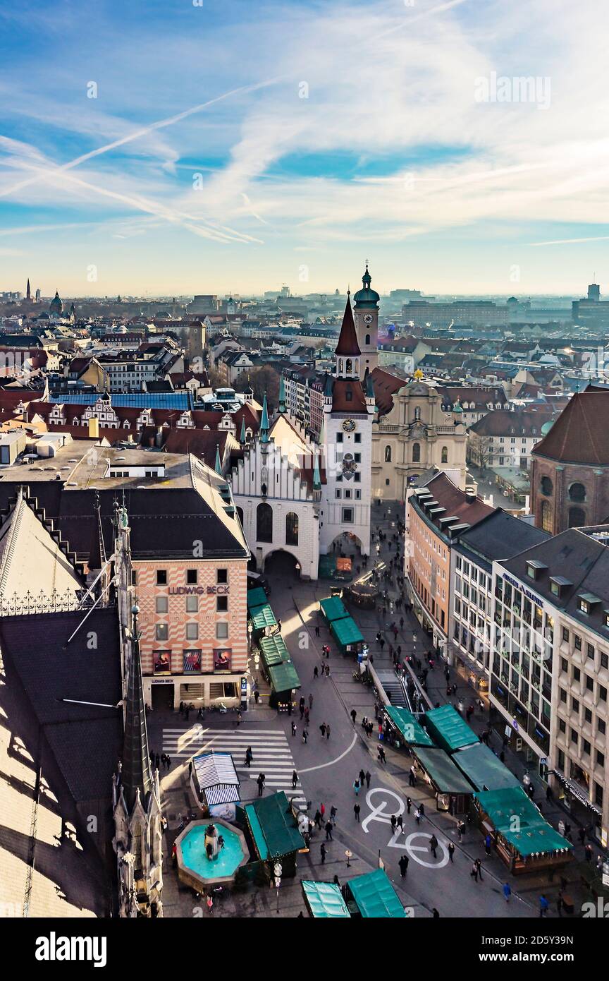 Deutschland, München, Blick auf den Viktualienmarkt, altes Rathaus und Heilige Geist Kirche von oben Stockfoto