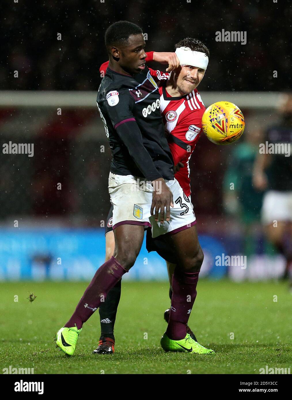 Keinan Davis (links) von Aston Villa und Andreas Bjelland von Brentford Aktion Stockfoto