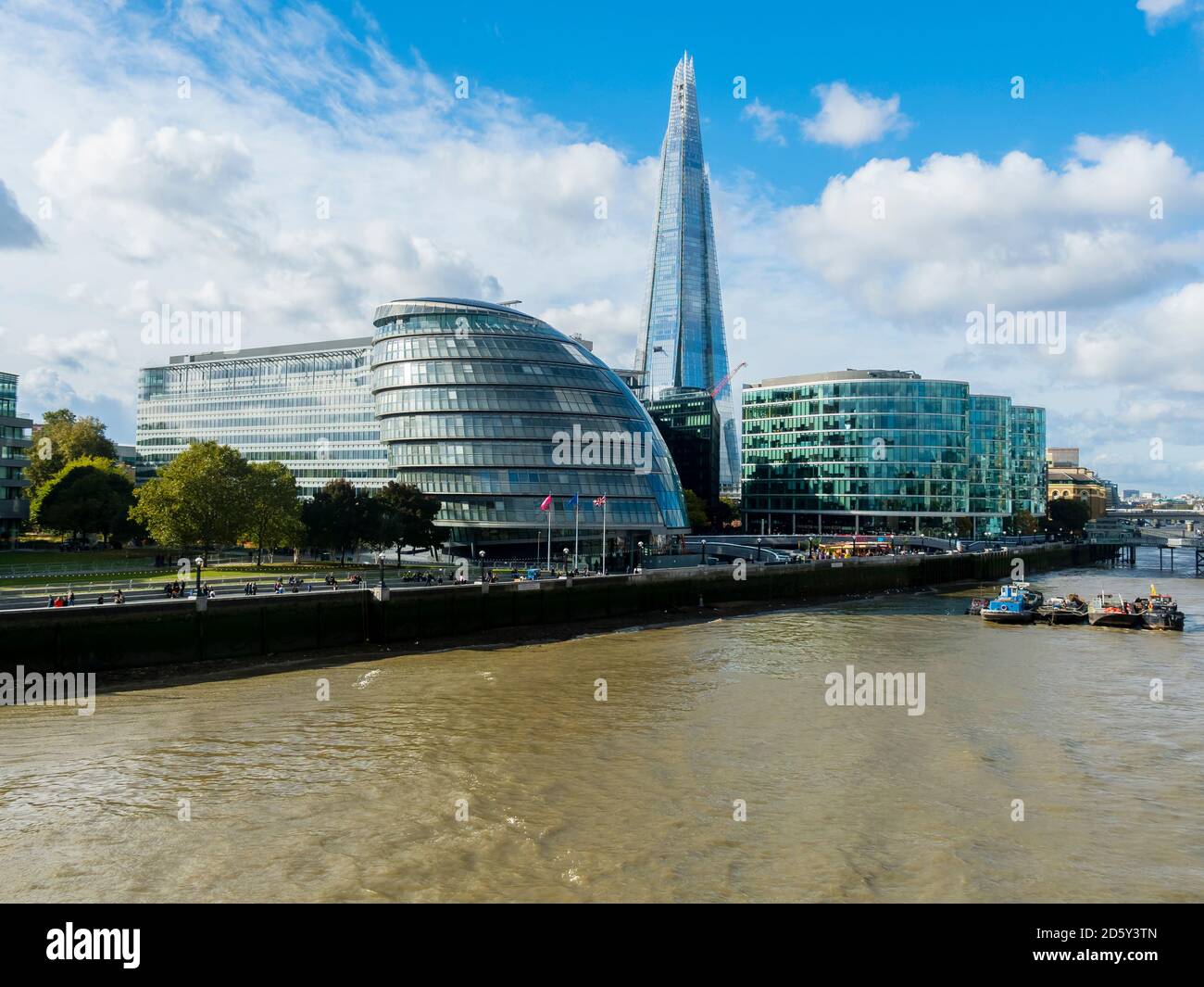 Großbritannien, London, Blick auf das Rathaus und den Shard mit Themse im Vordergrund Stockfoto