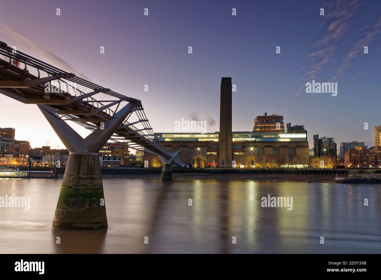 Großbritannien, London, Tate Gallery of Modern Art und Millennium Bridge in der Dämmerung Stockfoto