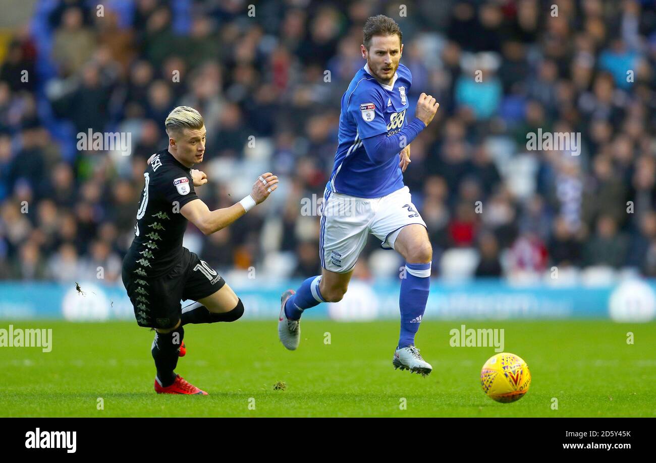 Das Jonathan Grounds von Birmingham City und Ezgjan Alioski von Leeds United Stockfoto