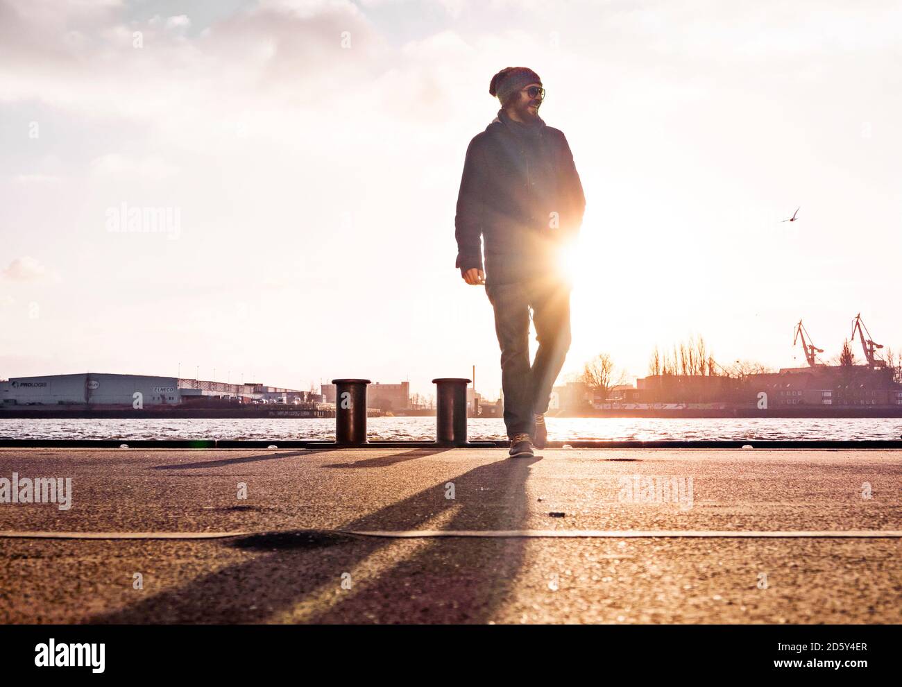 Deutschland, Hamburg, Mann bei der Landung Stockfoto