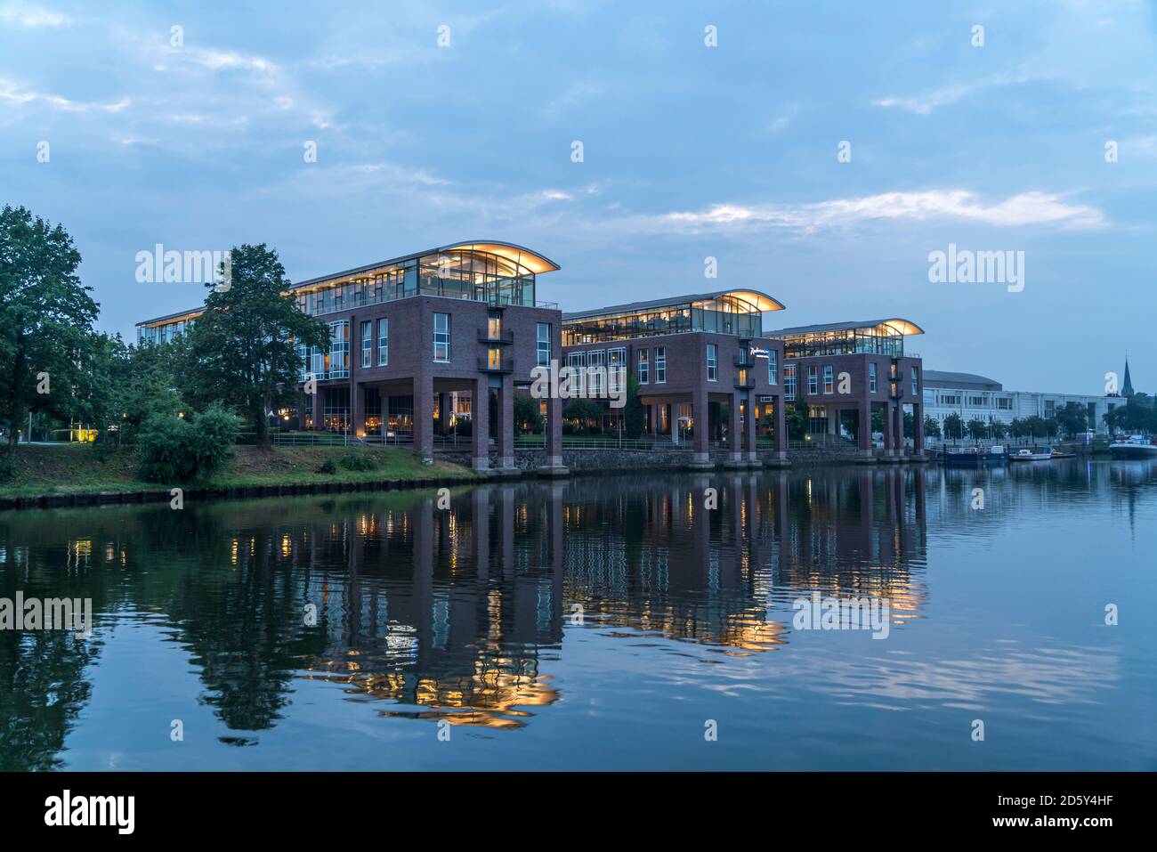 Deutschland, Lübeck, Radisson Blu Senator Hotel an der Trave in der Dämmerung Stockfoto