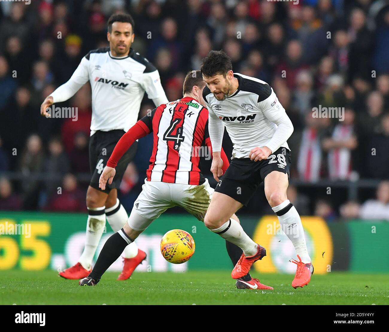 David Nugent von Derby County kommt an John Fleck von Sheffield United vorbei Stockfoto