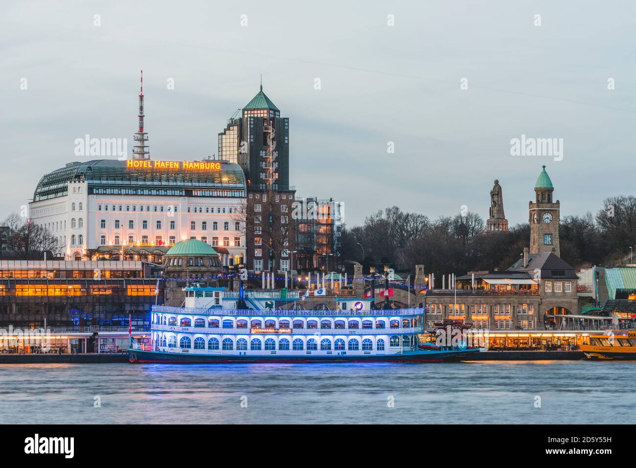 Deutschland, Hamburg, Bornsteinplatz, Blick über die Elbe bis St. Pauli Anlegestellen am Abend Stockfoto