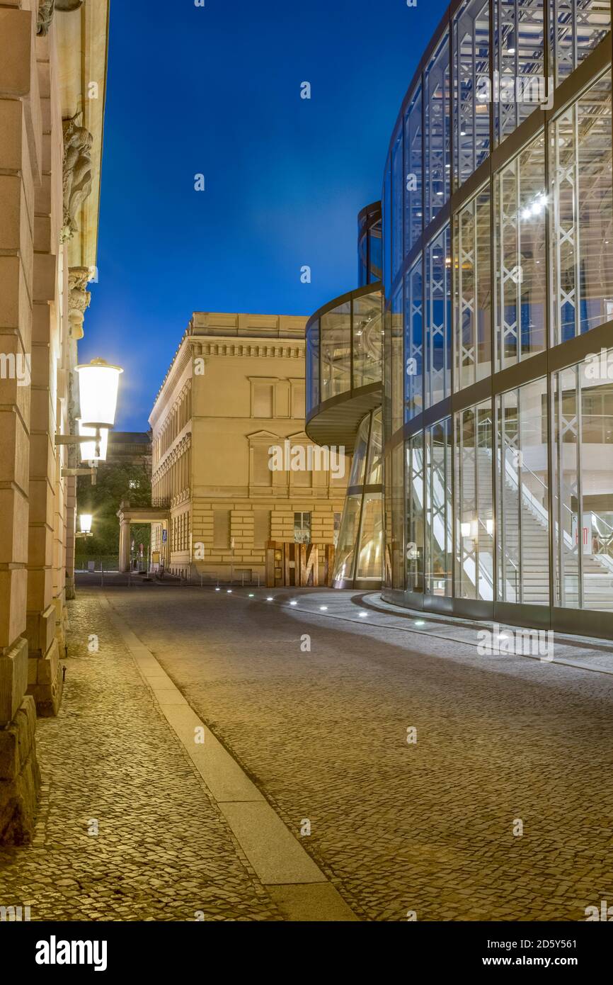 Deutschland, Berlin, schmale gepflasterte Straße zwischen historischen und modernen Fassaden des deutschen historischen Museums Stockfoto