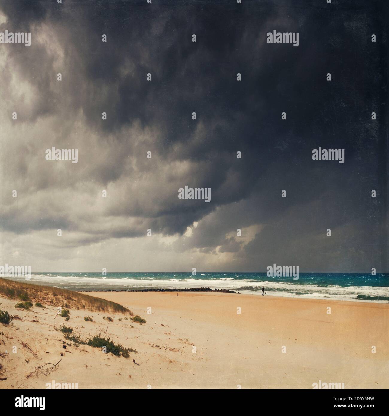 Frankreich, Contis-Plage, Mann am Strand, Gewitterwolken Stockfoto